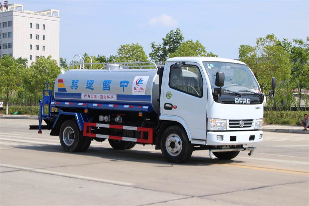 5方灑水車(chē) 國(guó)三東風(fēng)多利卡出口不上戶(hù)型灑水車(chē)廠家報(bào)價(jià)