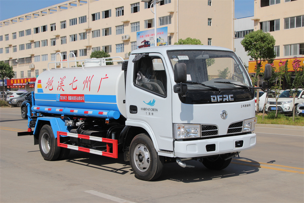 5方灑水車(chē) 國(guó)三東風(fēng)福瑞卡出口不上戶(hù)型灑水車(chē)廠家報(bào)價(jià)