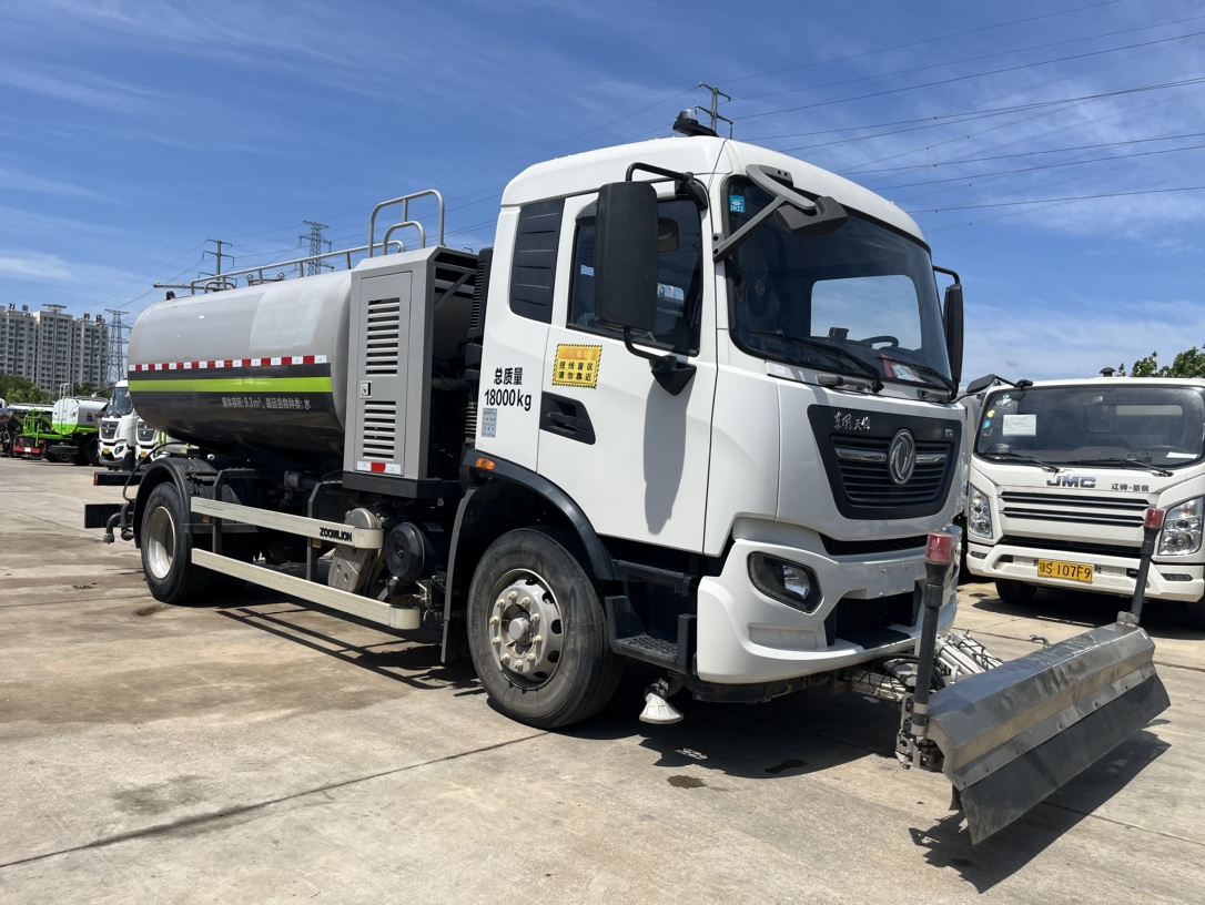 二手國六東風天錦清洗車 2??年份：2021年5月 3??發(fā)動機：康機230馬力，國六 4??底盤配置：東風天錦底盤，六檔變速箱，4500軸距，275真空胎，
